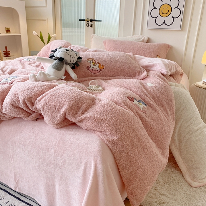 91家纺网 家纺一手货源 找家纺 一米阳光 2022新款绣花泰迪绒系列四件套 旋转木马