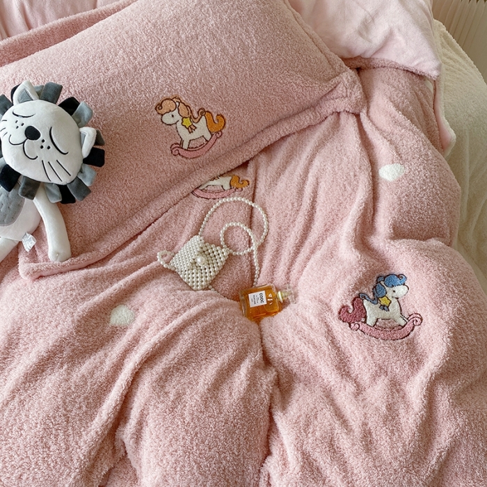 91家纺网 家纺一手货源 找家纺 一米阳光 2022新款绣花泰迪绒系列四件套 旋转木马