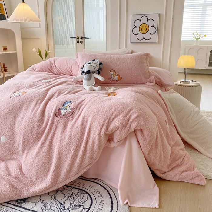 91家纺网 家纺一手货源 找家纺 一米阳光 2022新款绣花泰迪绒系列四件套 旋转木马