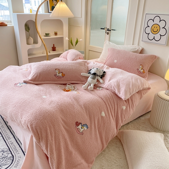 91家纺网 家纺一手货源 找家纺 一米阳光 2022新款绣花泰迪绒系列四件套 旋转木马