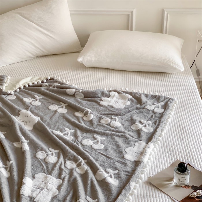 91家纺网 家纺一手货源 找家纺 洋铭区 2022新款a版舒棉绒b版牛奶绒毯子-樱桃小熊 樱桃小熊灰