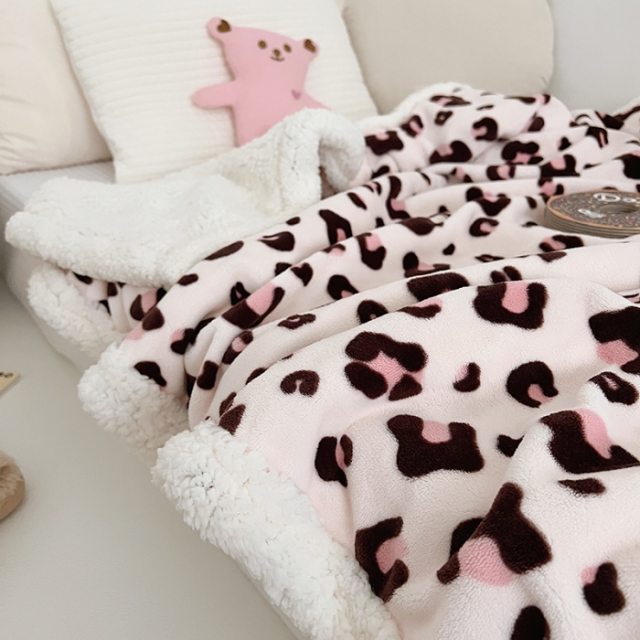 91家纺网 家纺一手货源 找家纺 航途席业 2023新款软绵绵牛奶绒羊羔绒毛毯 粉豹纹