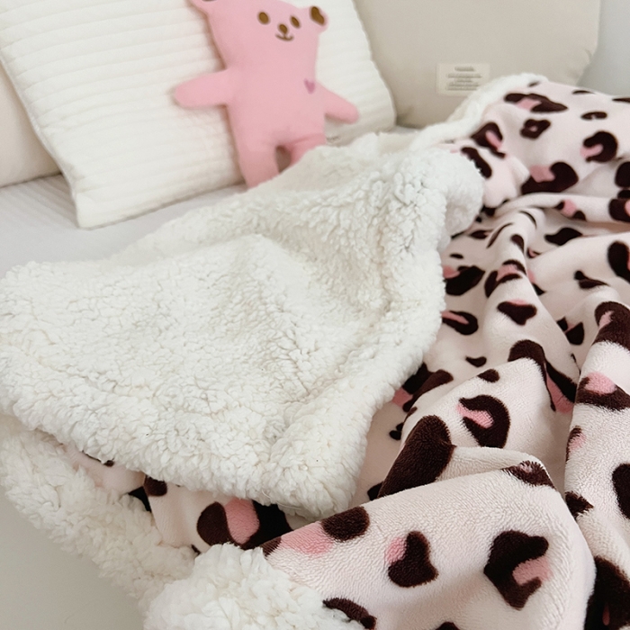 91家纺网 家纺一手货源 找家纺 航途席业 2023新款软绵绵牛奶绒羊羔绒毛毯 粉豹纹