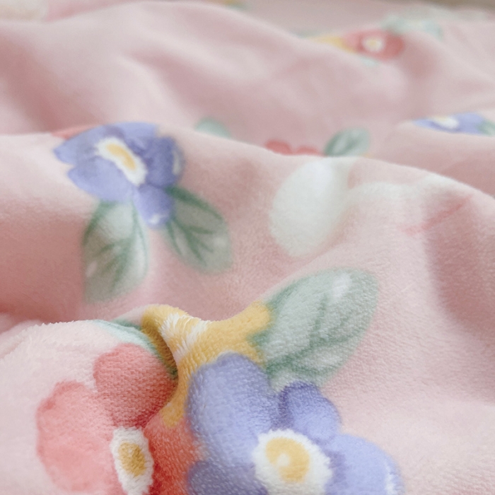 91家纺网 家纺一手货源 找家纺 航途席业 2023新款软绵绵牛奶绒羊羔绒毛毯 花小兔粉