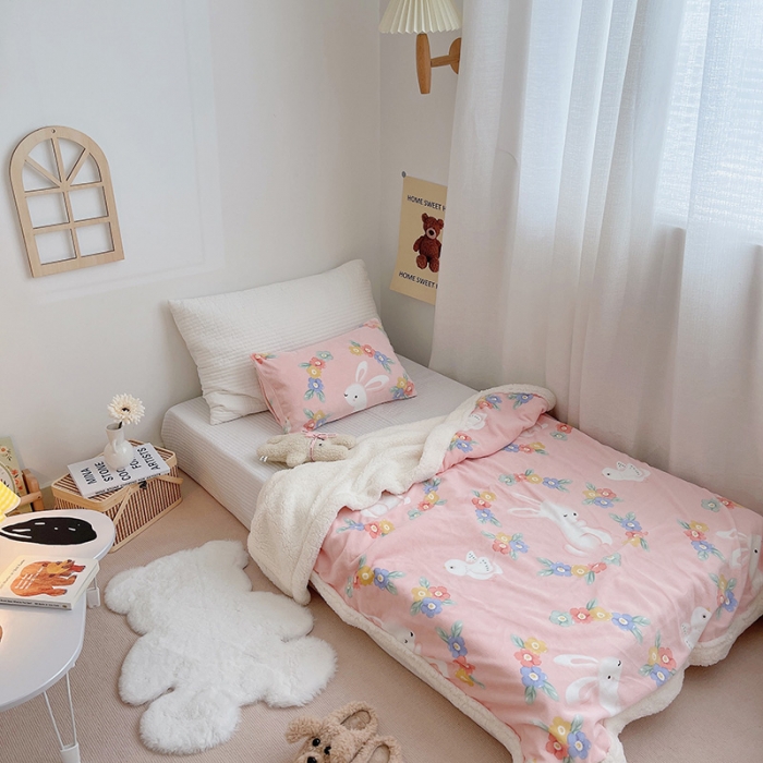 91家纺网 家纺一手货源 找家纺 航途席业 2023新款软绵绵牛奶绒羊羔绒毛毯 花小兔粉