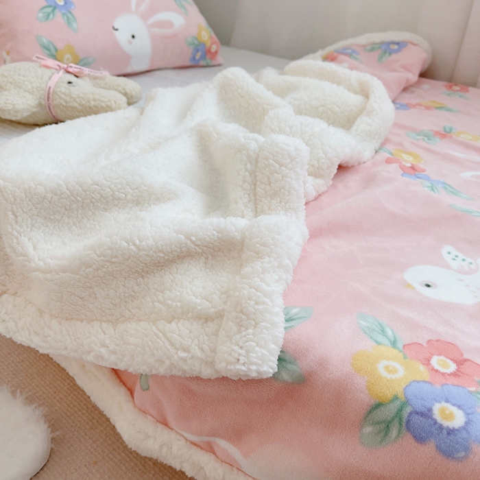 91家纺网 家纺一手货源 找家纺 航途席业 2023新款软绵绵牛奶绒羊羔绒毛毯 花小兔粉