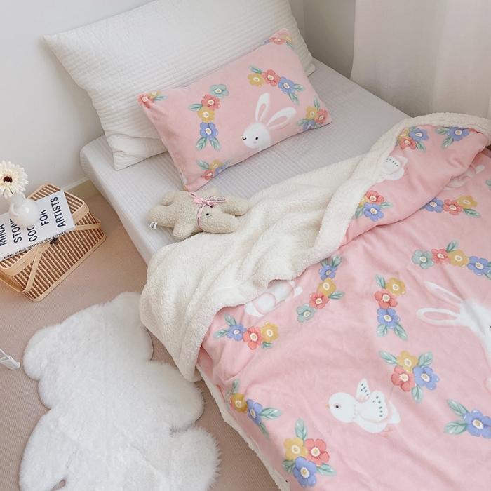 91家纺网 家纺一手货源 找家纺 航途席业 2023新款软绵绵牛奶绒羊羔绒毛毯 花小兔粉