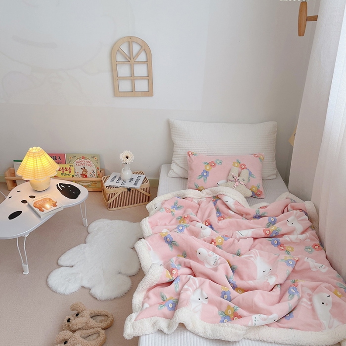 91家纺网 家纺一手货源 找家纺 航途席业 2023新款软绵绵牛奶绒羊羔绒毛毯 花小兔粉