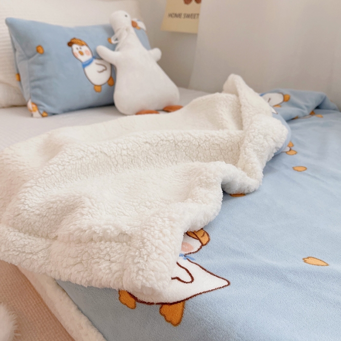 91家纺网 家纺一手货源 找家纺 航途席业 2023新款软绵绵牛奶绒羊羔绒毛毯 蓝鸭子