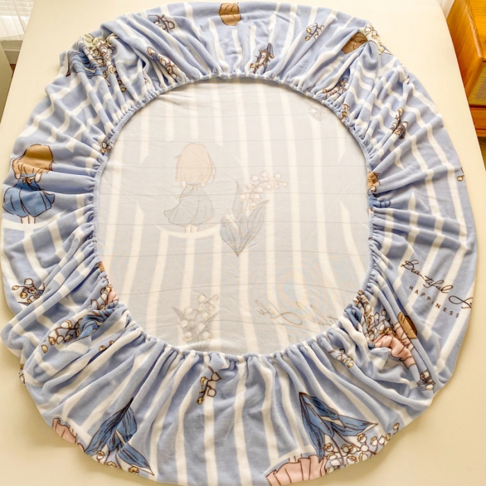 91家纺网 家纺一手货源 找家纺 佰亿莱 2024新款 直播爆款高克重牛奶绒床笠三件套 背影女孩