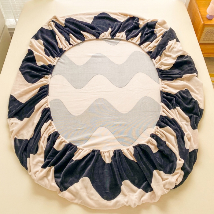 91家纺网 家纺一手货源 找家纺 佰亿莱 2024新款 直播爆款高克重牛奶绒床笠三件套 波浪纹