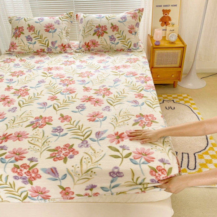 91家纺网 家纺一手货源 找家纺 佰亿莱 2024新款 直播爆款高克重牛奶绒床笠三件套 粉妆