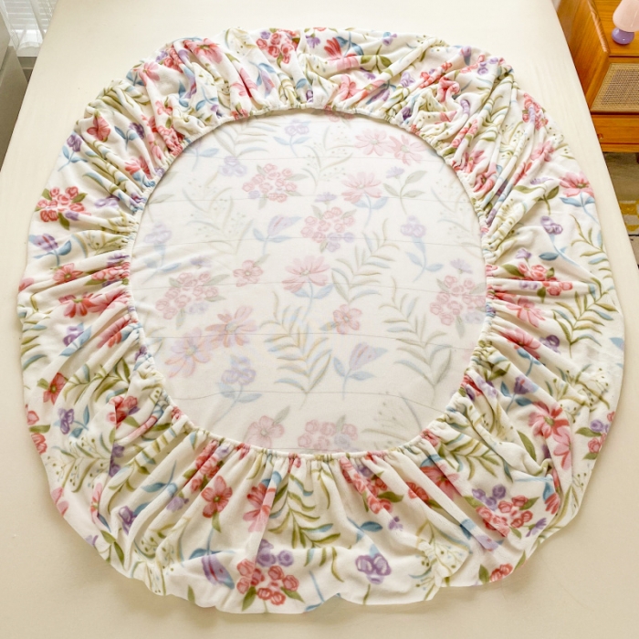 91家纺网 家纺一手货源 找家纺 佰亿莱 2024新款 直播爆款高克重牛奶绒床笠三件套 粉妆