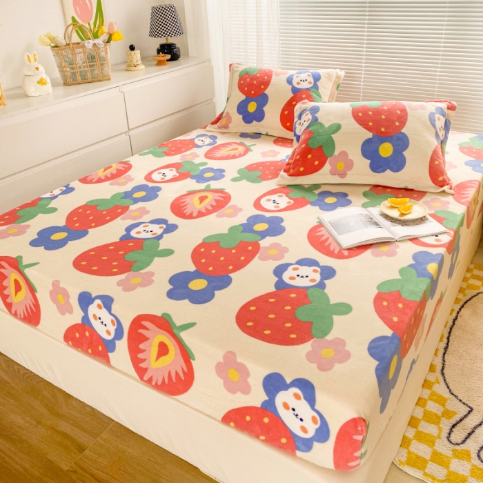 91家纺网 家纺一手货源 找家纺 佰亿莱 2024新款 直播爆款高克重牛奶绒床笠三件套 草莓熊