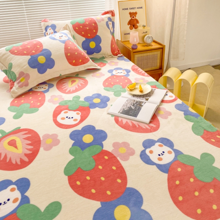 91家纺网 家纺一手货源 找家纺 佰亿莱 2024新款 直播爆款高克重牛奶绒床笠三件套 草莓熊