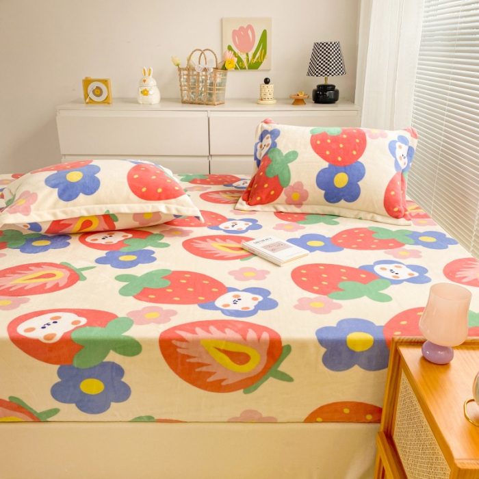 91家纺网 家纺一手货源 找家纺 佰亿莱 2024新款 直播爆款高克重牛奶绒床笠三件套 草莓熊