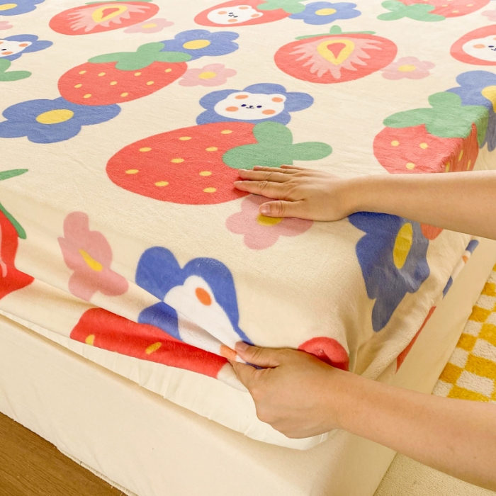 91家纺网 家纺一手货源 找家纺 佰亿莱 2024新款 直播爆款高克重牛奶绒床笠三件套 草莓熊