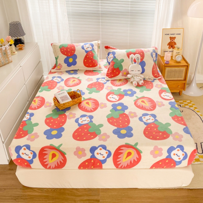 91家纺网 家纺一手货源 找家纺 佰亿莱 2024新款 直播爆款高克重牛奶绒床笠三件套 草莓熊