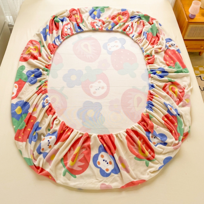 91家纺网 家纺一手货源 找家纺 佰亿莱 2024新款 直播爆款高克重牛奶绒床笠三件套 草莓熊