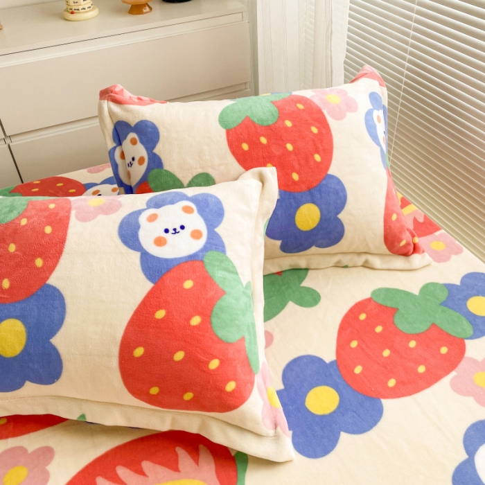 91家纺网 家纺一手货源 找家纺 佰亿莱 2024新款 直播爆款高克重牛奶绒床笠三件套 草莓熊