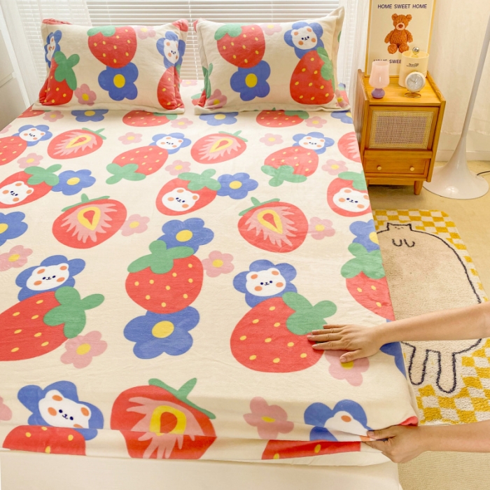 91家纺网 家纺一手货源 找家纺 佰亿莱 2024新款 直播爆款高克重牛奶绒床笠三件套 草莓熊