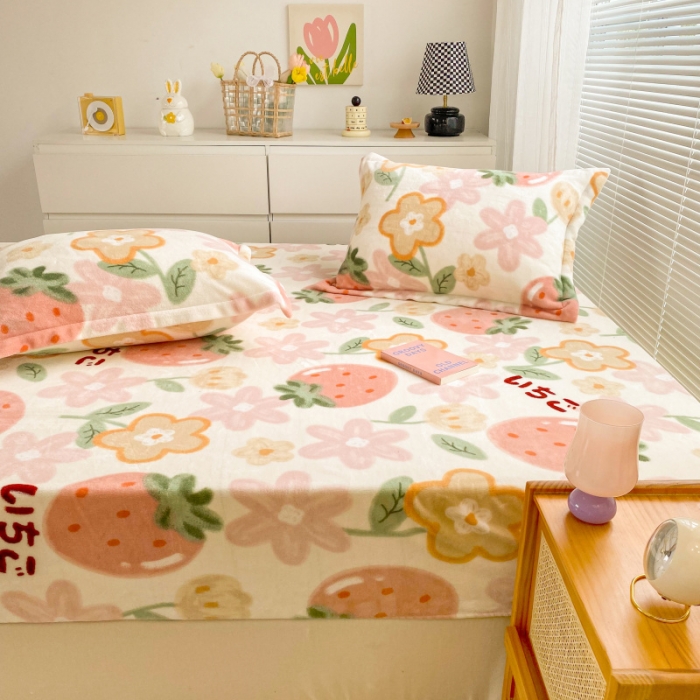 91家纺网 家纺一手货源 找家纺 佰亿莱 2024新款 直播爆款高克重牛奶绒床笠三件套 草莓乐园