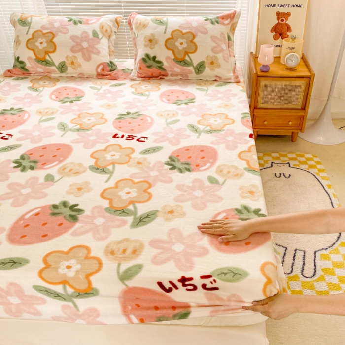 91家纺网 家纺一手货源 找家纺 佰亿莱 2024新款 直播爆款高克重牛奶绒床笠三件套 草莓乐园