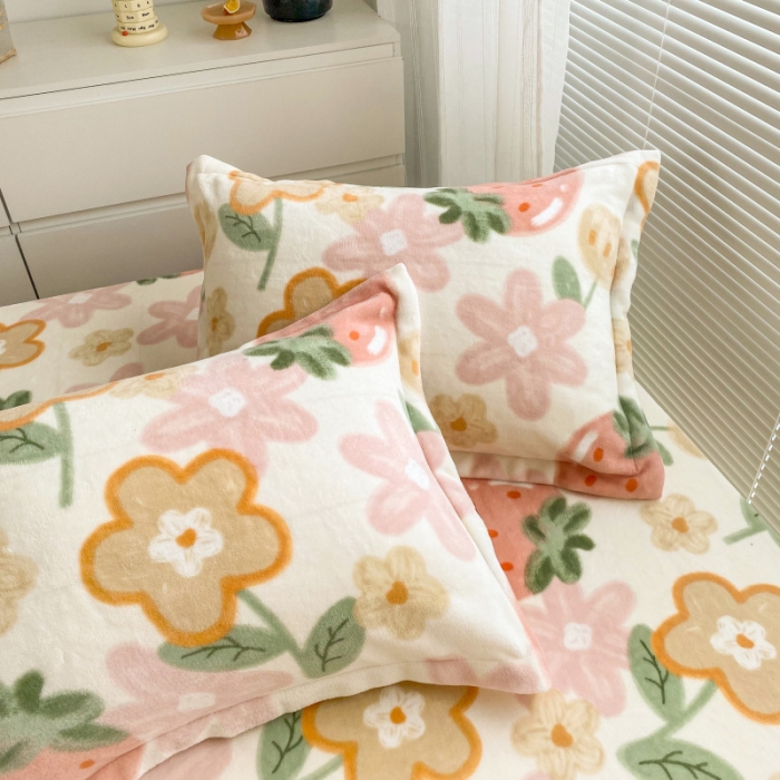 91家纺网 家纺一手货源 找家纺 佰亿莱 2024新款 直播爆款高克重牛奶绒床笠三件套 草莓乐园