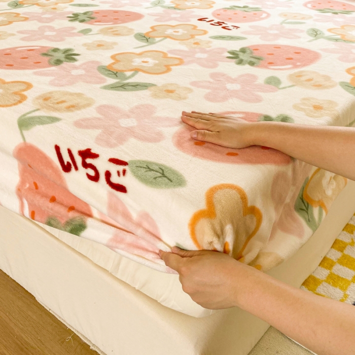 91家纺网 家纺一手货源 找家纺 佰亿莱 2024新款 直播爆款高克重牛奶绒床笠三件套 草莓乐园