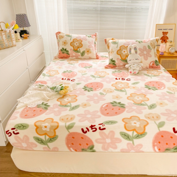 91家纺网 家纺一手货源 找家纺 佰亿莱 2024新款 直播爆款高克重牛奶绒床笠三件套 草莓乐园