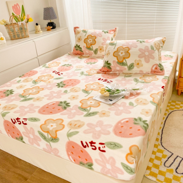 91家纺网 家纺一手货源 找家纺 佰亿莱 2024新款 直播爆款高克重牛奶绒床笠三件套 草莓乐园