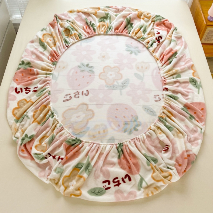 91家纺网 家纺一手货源 找家纺 佰亿莱 2024新款 直播爆款高克重牛奶绒床笠三件套 草莓乐园