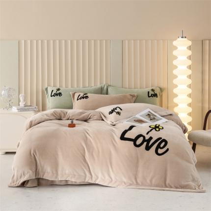 91家纺网 家纺一手货源 找家纺 名品优仓 2022新款牛奶绒230克毛巾绣四件套LOVE奶咖