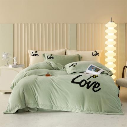 91家纺网 家纺一手货源 找家纺 名品优仓 2022新款牛奶绒230克毛巾绣四件套LOVE嫩绿