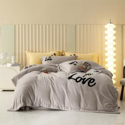 91家纺网 家纺一手货源 找家纺 名品优仓2022新款牛奶绒230克毛巾绣四件套LOVE 浅灰