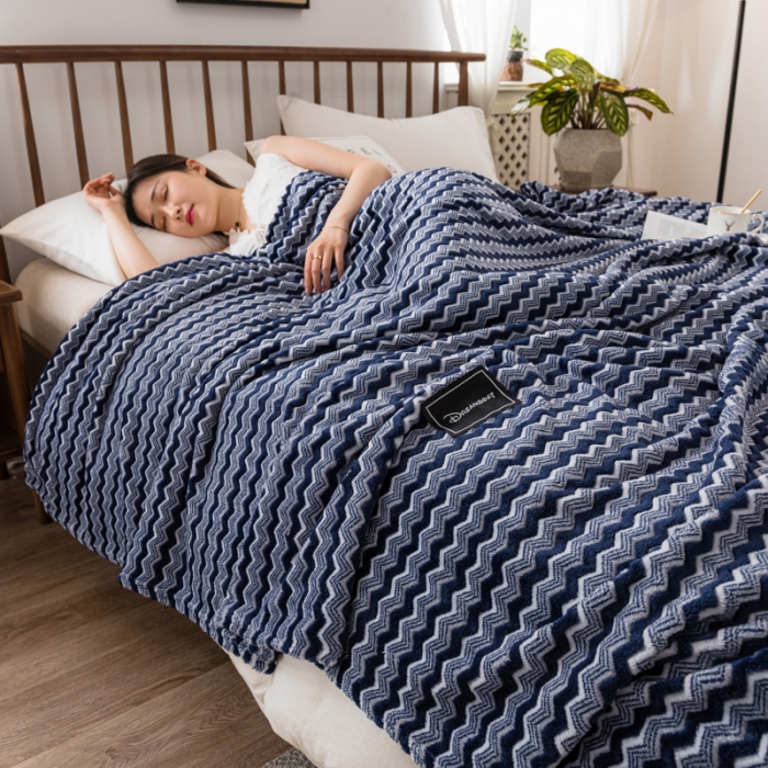 91家纺网 家纺一手货源 找家纺 畅畅家纺 2022新款新款色织牛奶绒多功能毛毯 乘风破浪