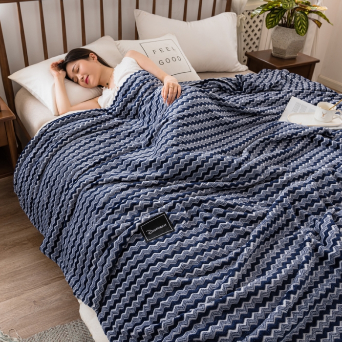 91家纺网 家纺一手货源 找家纺 畅畅家纺 2022新款新款色织牛奶绒多功能毛毯 乘风破浪