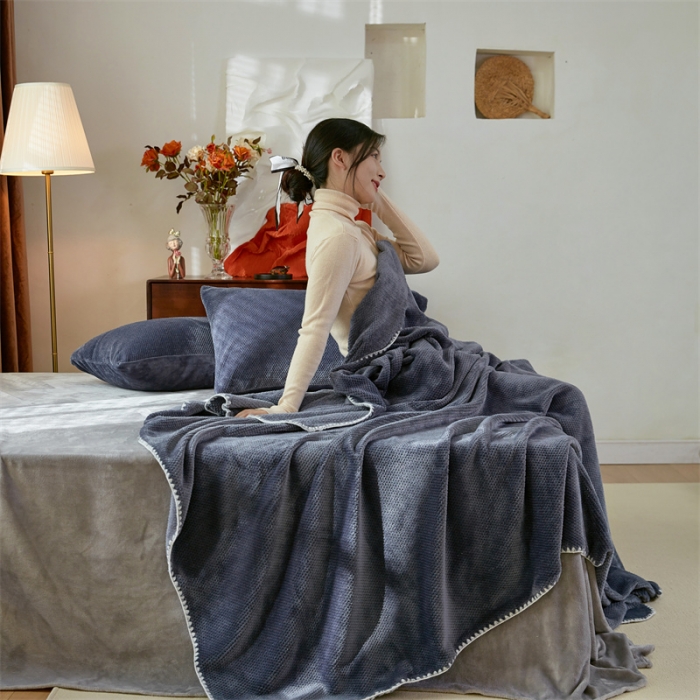 91家纺网 家纺一手货源 找家纺 仟网汇2022新款贝壳边牛奶绒毯子 蓝灰