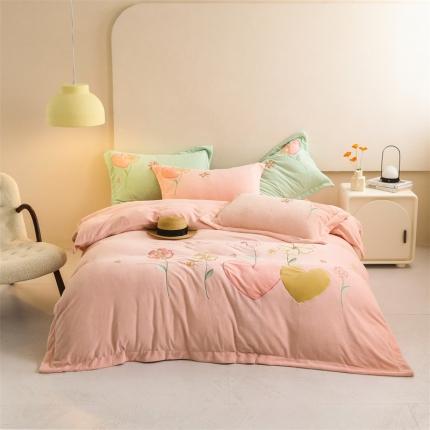 91家纺网 家纺一手货源 找家纺 名品优仓2022新款大贴布绣刺绣牛奶绒230克四件套彩色甜心 少女粉