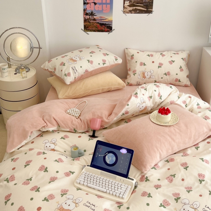 91家纺网 家纺一手货源 找家纺 昔可 2022新款梦幻公主风系列棉加绒印花四件套 粉郁金兔