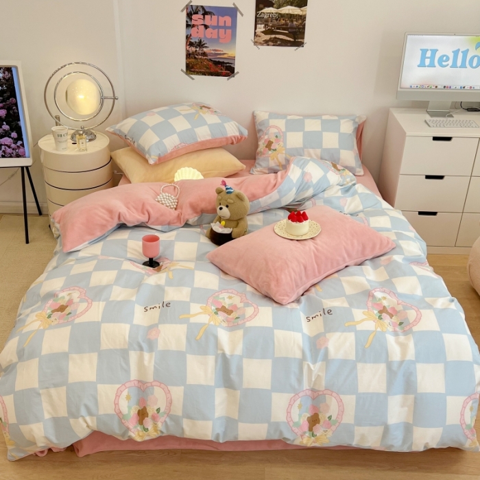 91家纺网 家纺一手货源 找家纺 昔可 2022新款梦幻公主风系列棉加绒印花四件套 蓝格爱心熊