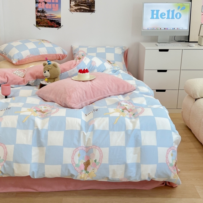 91家纺网 家纺一手货源 找家纺 昔可 2022新款梦幻公主风系列棉加绒印花四件套 蓝格爱心熊