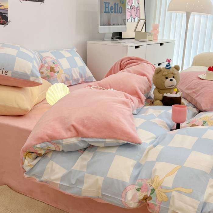 91家纺网 家纺一手货源 找家纺 昔可 2022新款梦幻公主风系列棉加绒印花四件套 蓝格爱心熊