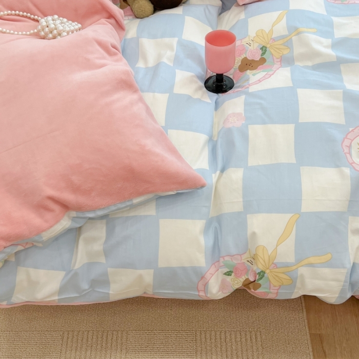 91家纺网 家纺一手货源 找家纺 昔可 2022新款梦幻公主风系列棉加绒印花四件套 蓝格爱心熊