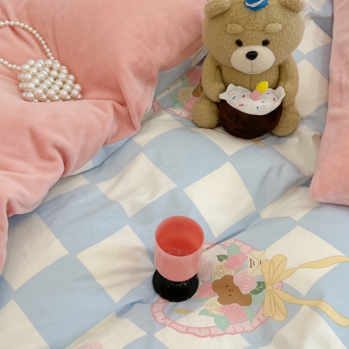 91家纺网 家纺一手货源 找家纺 昔可 2022新款梦幻公主风系列棉加绒印花四件套 蓝格爱心熊