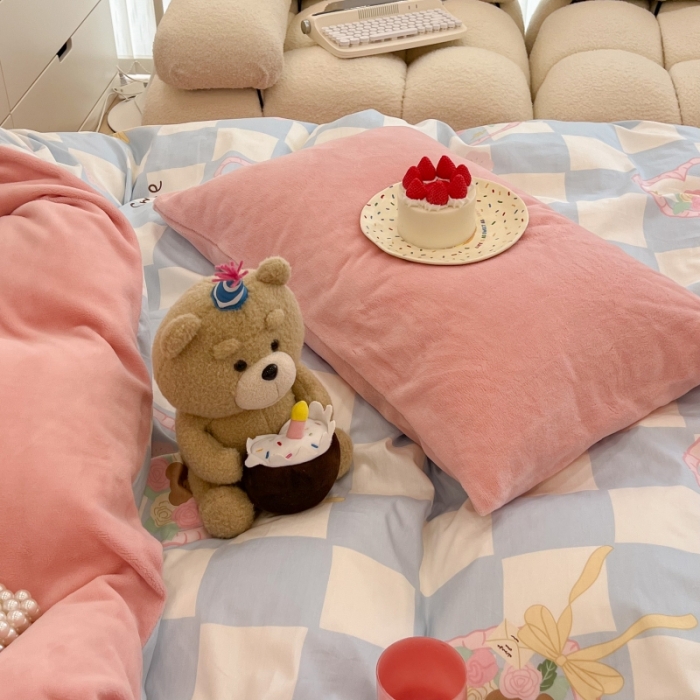 91家纺网 家纺一手货源 找家纺 昔可 2022新款梦幻公主风系列棉加绒印花四件套 蓝格爱心熊