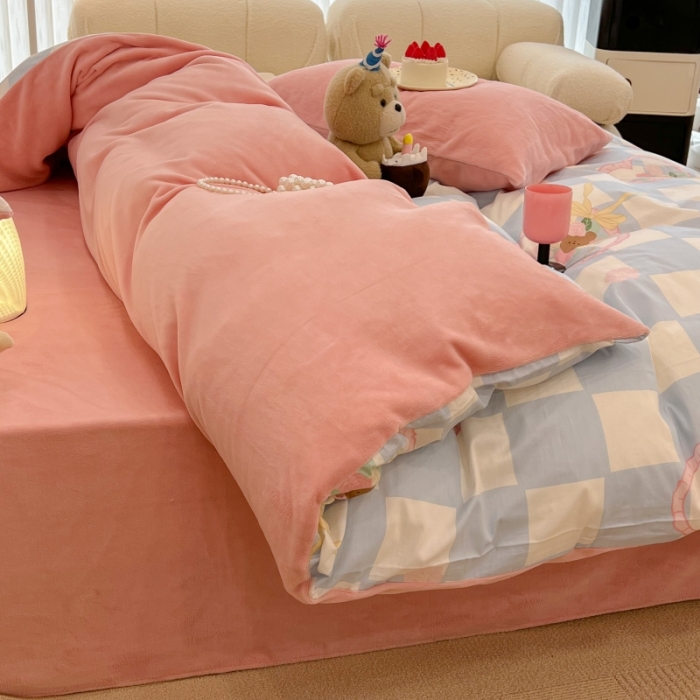 91家纺网 家纺一手货源 找家纺 昔可 2022新款梦幻公主风系列棉加绒印花四件套 蓝格爱心熊