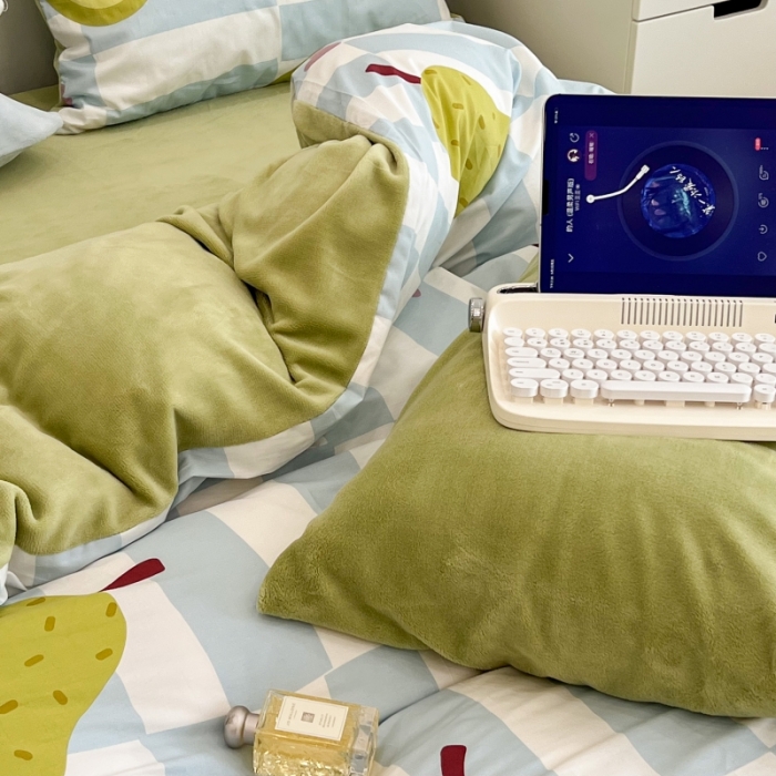 91家纺网 家纺一手货源 找家纺 昔可 2022新款梦幻公主风系列棉加绒印花四件套 蓝棋盘绿果