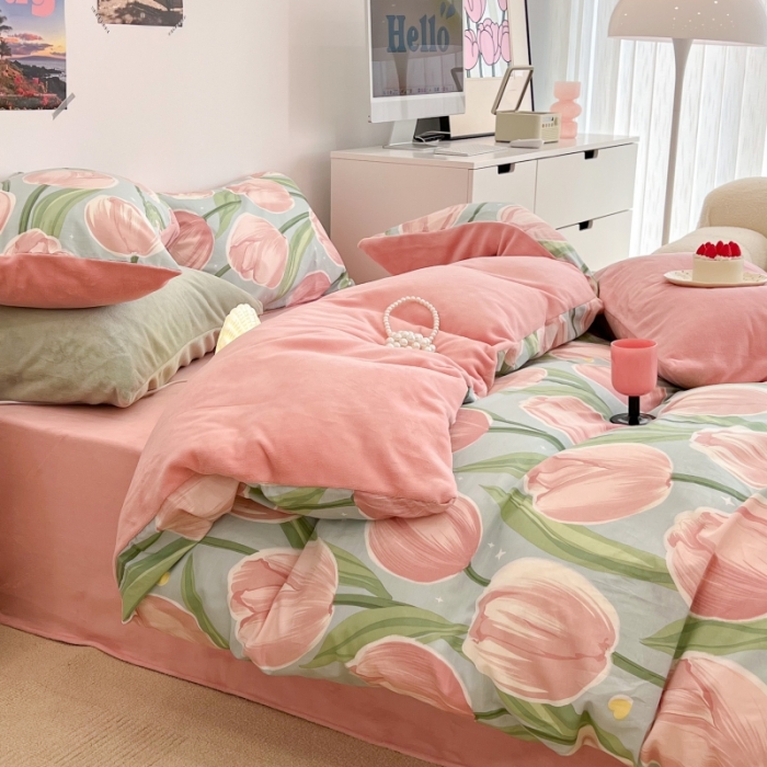 91家纺网 家纺一手货源 找家纺 昔可 2022新款梦幻公主风系列棉加绒印花四件套 浪漫粉郁金