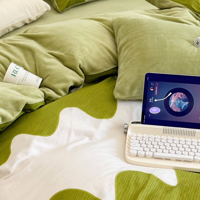 91家纺网 家纺一手货源 找家纺 昔可 2022新款梦幻公主风系列棉加绒印花四件套 绿波纹